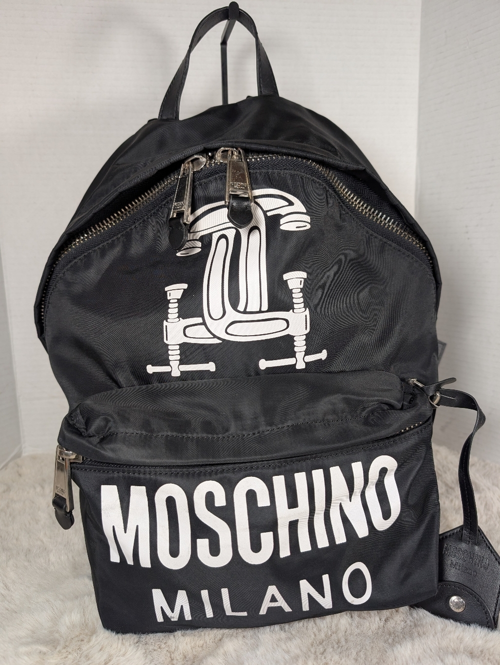 Moschino Interlocking clamp print backpack